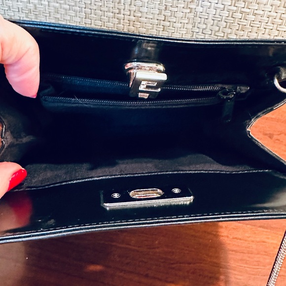 🌟HP🌟VTG 1990-2000s GUESS Matte Black Faux Patent Leather Shoulder Bag - Picture 8 of 13